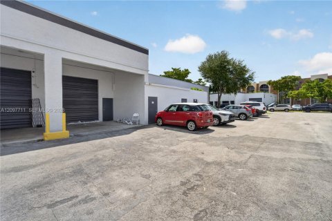 Commercial property in Miami, Florida № 2393031 - photo 4