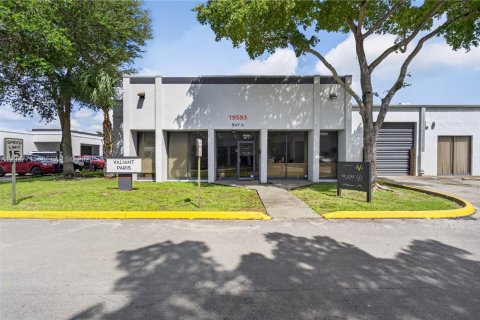 Commercial property in Miami, Florida № 2393031 - photo 2