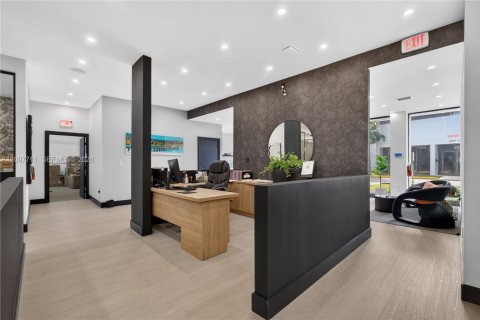 Commercial property in Miami, Florida № 2393031 - photo 9