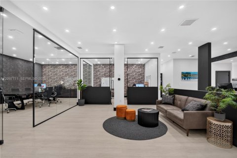 Commercial property in Miami, Florida № 2393031 - photo 13