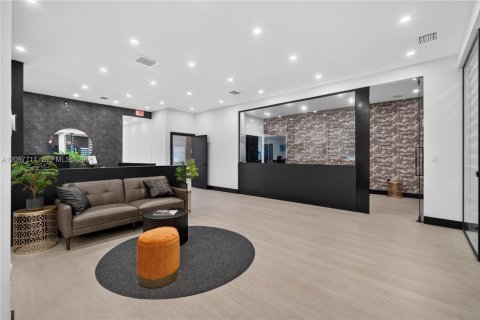 Commercial property in Miami, Florida № 2393031 - photo 16