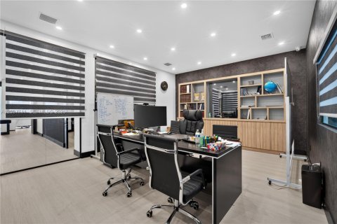 Commercial property in Miami, Florida № 2393031 - photo 24