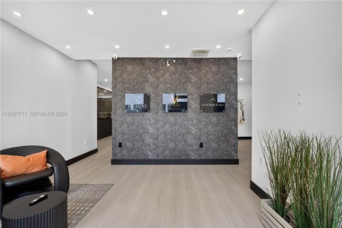 Commercial property in Miami, Florida № 2393031 - photo 5