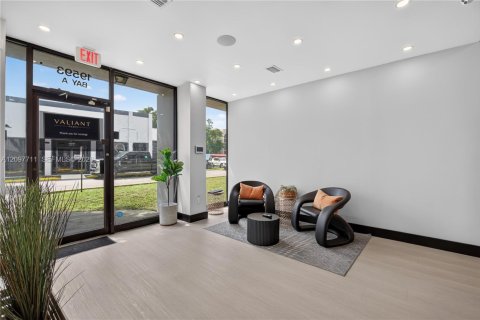Commercial property in Miami, Florida № 2393031 - photo 7