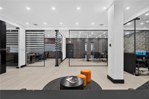 Commercial property in Miami, Florida № 2393031 - photo 18