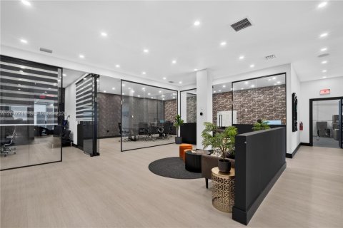Commercial property in Miami, Florida № 2393031 - photo 12