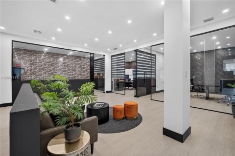 Commercial property in Miami, Florida № 2393031 - photo 17