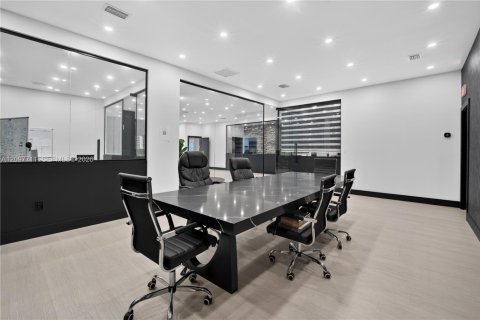 Commercial property in Miami, Florida № 2393031 - photo 27