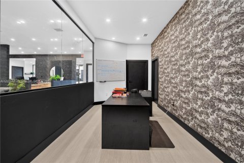 Commercial property in Miami, Florida № 2393031 - photo 20
