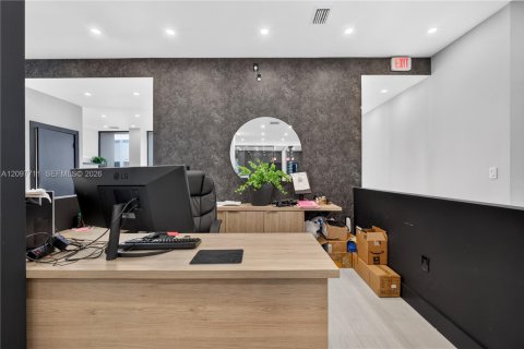 Commercial property in Miami, Florida № 2393031 - photo 11