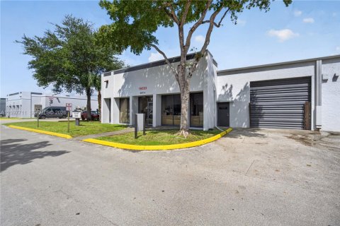 Propiedad comercial en Miami, Florida № 2393031