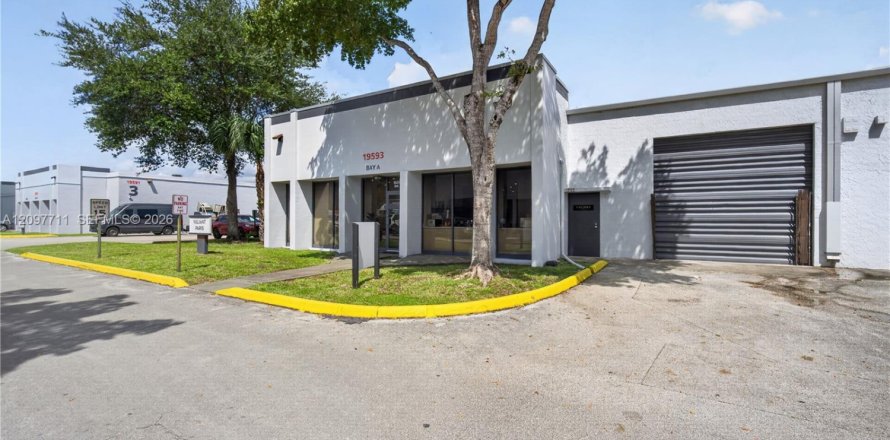Commercial property in Miami, Florida № 2393031