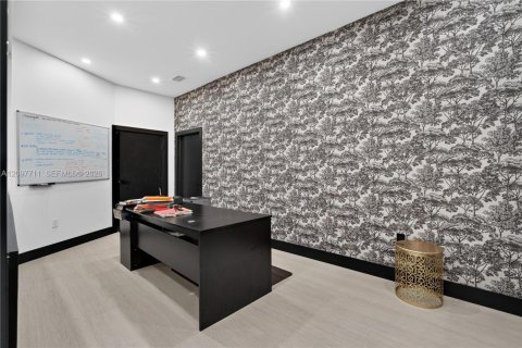 Commercial property in Miami, Florida № 2393031 - photo 19
