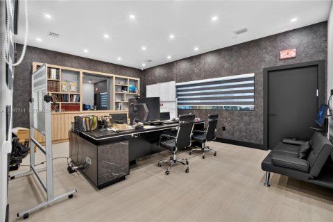 Commercial property in Miami, Florida № 2393031 - photo 23