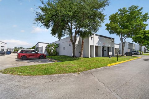 Commercial property in Miami, Florida № 2393031 - photo 3