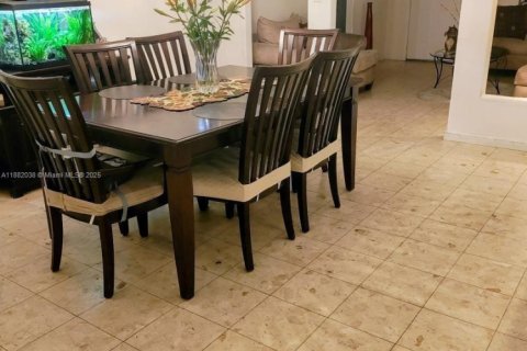 Casa en venta en Miami, Florida, 4 dormitorios, 243.87 m2 № 1931705 - foto 16