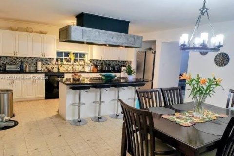 Casa en venta en Miami, Florida, 4 dormitorios, 243.87 m2 № 1931705 - foto 17