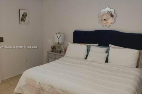 Casa en venta en Miami, Florida, 4 dormitorios, 243.87 m2 № 1931705 - foto 28