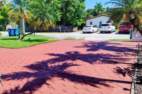 Casa en venta en Miami, Florida, 4 dormitorios, 243.87 m2 № 1931705 - foto 2