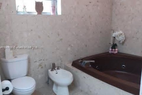 Casa en venta en Miami, Florida, 4 dormitorios, 243.87 m2 № 1931705 - foto 26