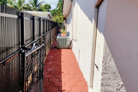 Casa en venta en Miami, Florida, 4 dormitorios, 243.87 m2 № 1931705 - foto 4