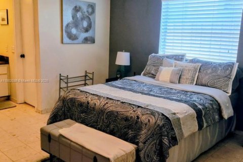 Casa en venta en Miami, Florida, 4 dormitorios, 243.87 m2 № 1931705 - foto 23