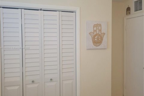 Casa en venta en Miami, Florida, 4 dormitorios, 243.87 m2 № 1931705 - foto 27
