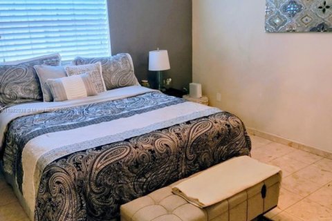 Casa en venta en Miami, Florida, 4 dormitorios, 243.87 m2 № 1931705 - foto 22