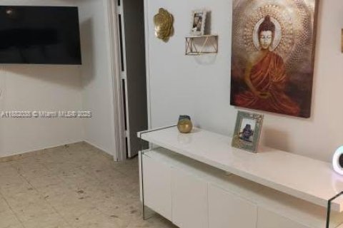 Casa en venta en Miami, Florida, 4 dormitorios, 243.87 m2 № 1931705 - foto 11