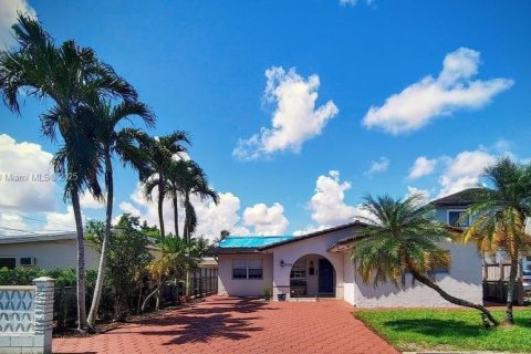 Casa en venta en Miami, Florida, 4 dormitorios, 243.87 m2 № 1931705 - foto 1