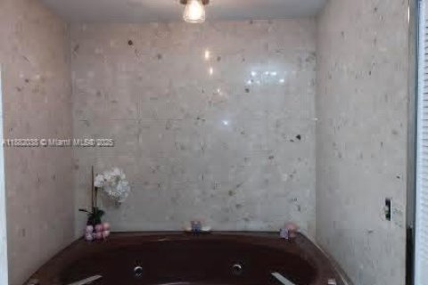 Casa en venta en Miami, Florida, 4 dormitorios, 243.87 m2 № 1931705 - foto 25