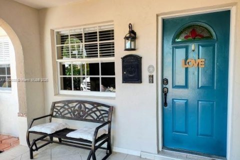 Casa en venta en Miami, Florida, 4 dormitorios, 243.87 m2 № 1931705 - foto 3