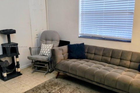 Casa en venta en Miami, Florida, 4 dormitorios, 243.87 m2 № 1931705 - foto 9