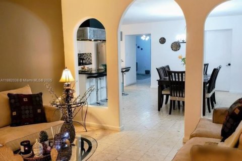 Casa en venta en Miami, Florida, 4 dormitorios, 243.87 m2 № 1931705 - foto 12
