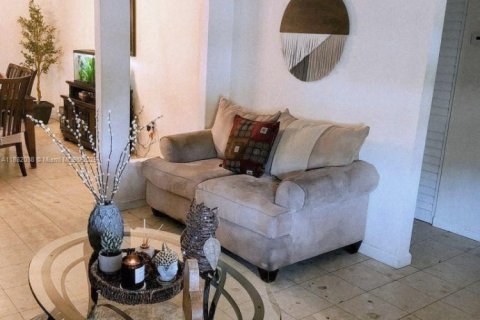 Casa en venta en Miami, Florida, 4 dormitorios, 243.87 m2 № 1931705 - foto 7