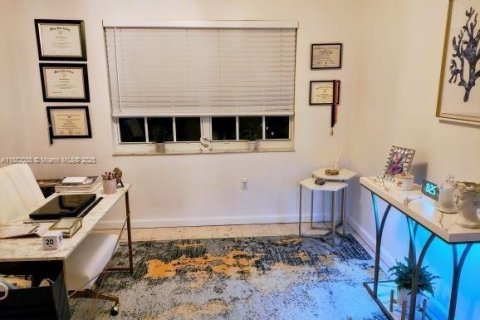 Casa en venta en Miami, Florida, 4 dormitorios, 243.87 m2 № 1931705 - foto 15