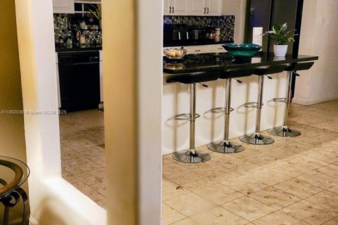 Casa en venta en Miami, Florida, 4 dormitorios, 243.87 m2 № 1931705 - foto 19