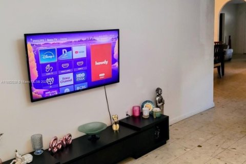 Casa en venta en Miami, Florida, 4 dormitorios, 243.87 m2 № 1931705 - foto 8