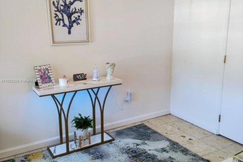 Casa en venta en Miami, Florida, 4 dormitorios, 243.87 m2 № 1931705 - foto 14