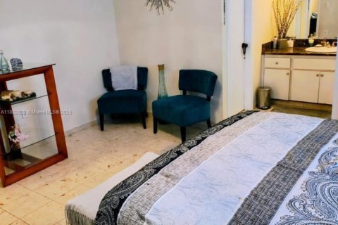 Casa en venta en Miami, Florida, 4 dormitorios, 243.87 m2 № 1931705 - foto 24