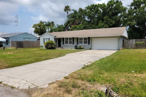 House in Saint Petersburg, Florida 3 bedrooms, 104.61 sq.m. № 1680668 - photo 1
