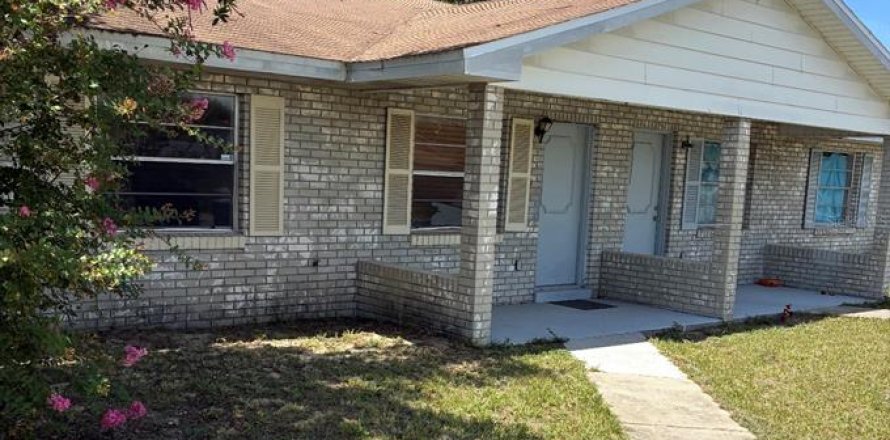 Commercial property in Lake Alfred, Florida 4 bedrooms, 185.8 sq.m. № 2230483