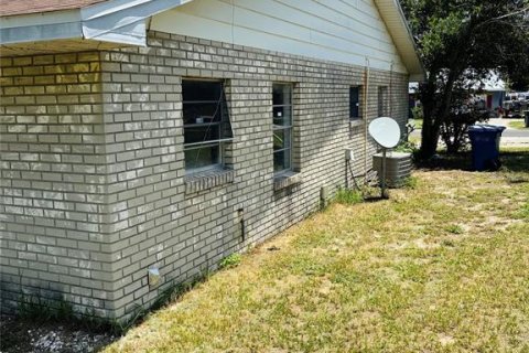 Commercial property in Lake Alfred, Florida 4 bedrooms, 185.8 sq.m. № 2230483 - photo 2