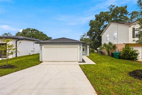 House in Eustis, Florida 3 bedrooms, 130.34 sq.m. № 2424071 - photo 2