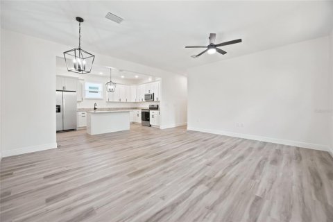 House in Eustis, Florida 3 bedrooms, 130.34 sq.m. № 2424071 - photo 6