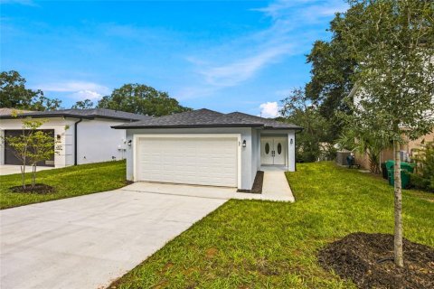 House in Eustis, Florida 3 bedrooms, 130.34 sq.m. № 2424071 - photo 3