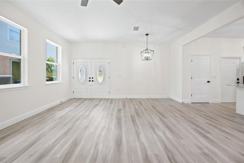 House in Eustis, Florida 3 bedrooms, 130.34 sq.m. № 2424071 - photo 9