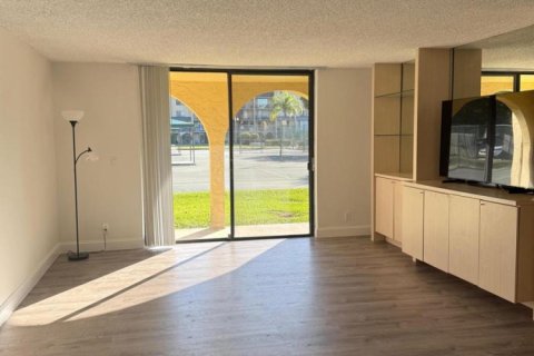 Condo in West Palm Beach, Florida, 2 bedrooms  № 2176953 - photo 4