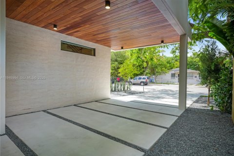 House in Miami, Florida 3 bedrooms, 160.07 sq.m. № 2002983 - photo 6