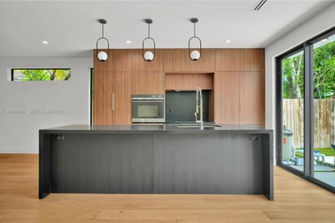 House in Miami, Florida 3 bedrooms, 160.07 sq.m. № 2002983 - photo 10